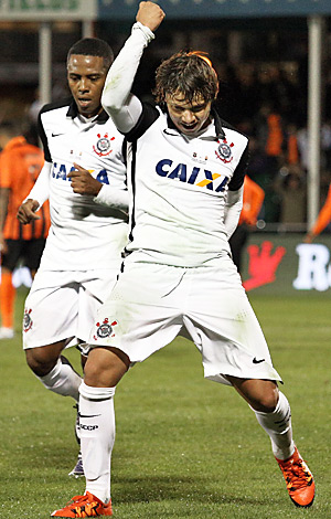 Romero comemora um de seus dois gols no jogo