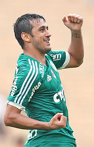 O jogador Robinho comemora seu gol contra a equipe do São Paulo durante partida da 9ª rodada do Campeonato Paulista, no Pacaembu