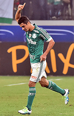 Egídio, jogador do Palmeiras, comemora gol contra River Plate