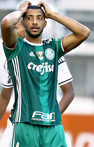 O zagueiro Vitor Hugo durante a partida pela segunda rodada do Campeonato Brasileiro