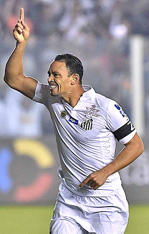 Ricardo Oliveira comemora um de seus três gols