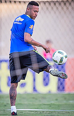 Neymar brinca com a bola em treino da seleção