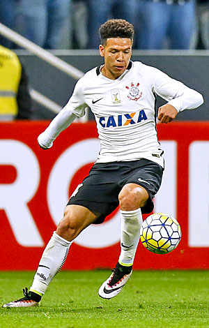 Marquinhos Gabriel domina a bola durante o jogo