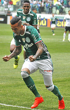 Leandro Pereira fez um dos gols que garantiu a vitória do Palmeiras