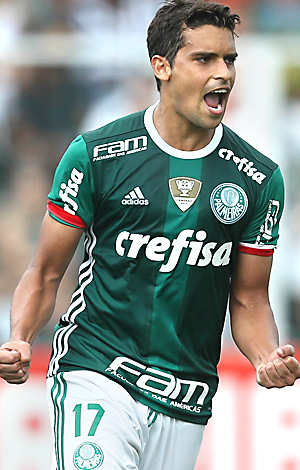 O jogador do Palmeiras Jean comemora seu gol