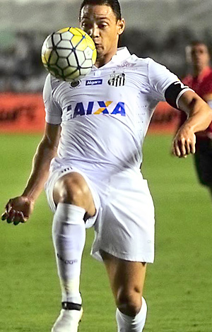 Atacante Ricardo Oliveira domina a bola na Vila