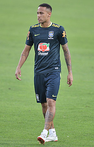 Atacante Neymar treina para o jogo contra o Peru