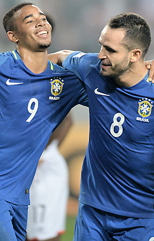 Gabriel Jesus e Renato Augusto comemoram gol