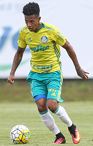 O jogador Tchê Tchê treina no Palmeiras