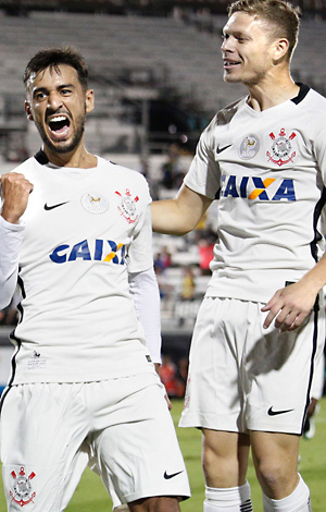 Camacho e Marlone comemoram gol na vitória