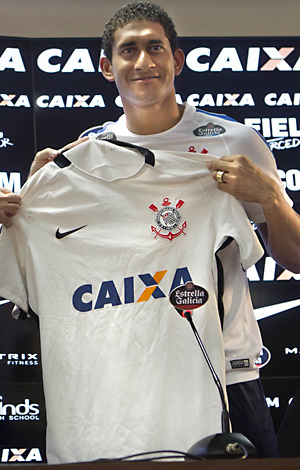 O zagueiro Pablo mostra a camisa do Corinthians