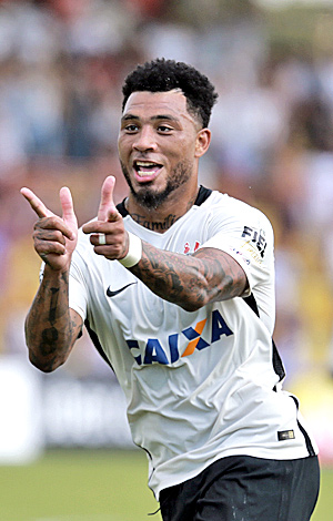 Kazim faz um gesto de matador para comemorar o seu primeiro gol em jogos oficiais pelo Corinthians