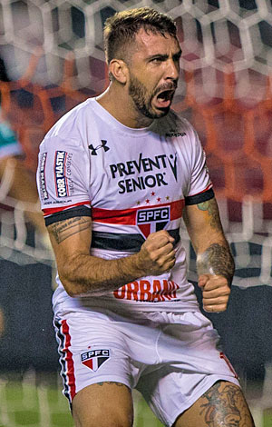 Pratto comemora um de seus dois gols na vitória