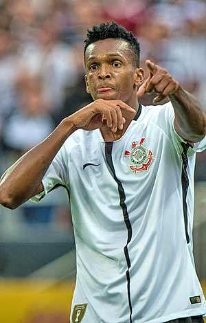 Jô mantém sina de fazer gols e clássicos e, na Arena Corinthians, castiga mais uma vez o Tricolor