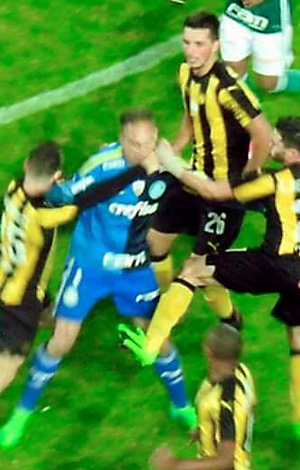 O goleiro Fernando Prass é agredido por uruguaios
