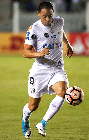 Ricardo Oliveira domina a bola durante a goleada