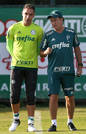 Cuca (à dir.) conversa com o goleiro Fernando Prass