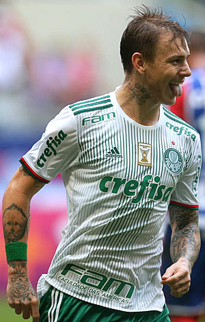 Róger Guedes comemora gol na Fonte Nova