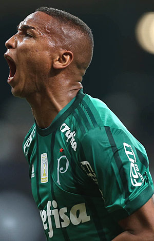 O jogador Deyverson, do Palmeiras, comemora gol