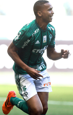 Deyverson, do Palmeiras, comemora seu gol