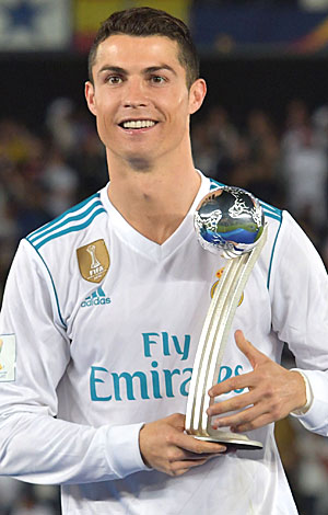 Cristiano Ronaldo segura a taça de campeão