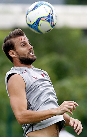 Henrique treina com a camisa do Fluminense