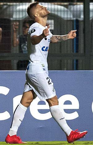 Eduardo Sasha comemora um de seus dois gols