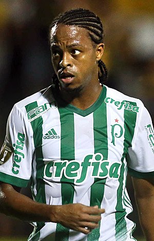 Keno, do Palmeiras, comemora seu gol