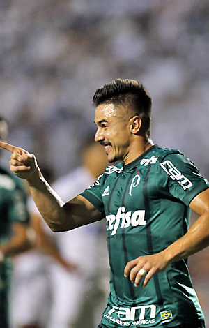 Willian comemora o gol do Palmeiras sobre o Santos