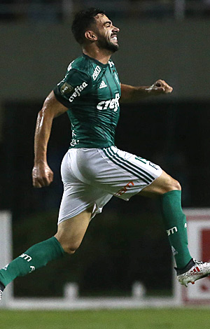 Bruno Henrique comemora seu gol durante o jogo