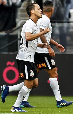 Rodriguinho comemora um dos gols que marcou, na Arena Corinthians, na vitÃ³ria contra o Fluminense