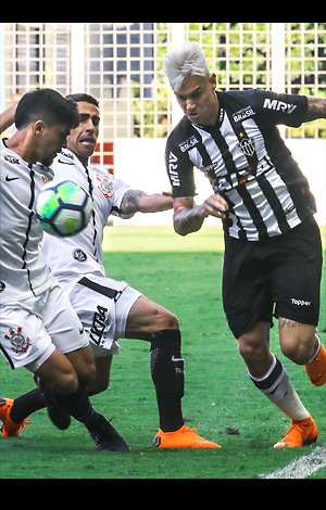 Disputa pela bola em jogo de Corinthians e AtlÃ©tico