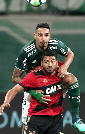 Antonio Carlos, do Palmeiras, disputa bola com Henrique, do Sport, em jogo no Allianz Parque