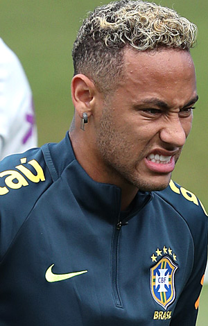 O atacante Neymar sente dor no tornozelo direito