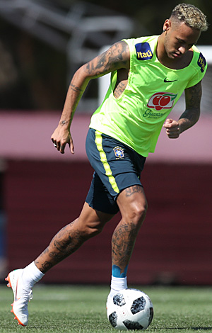 Neymar domina a bola em treino da seleÃ§Ã£o brasileira