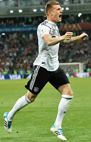 Toni Kroos comemora gol, que garante vitÃ³ria alemÃ£