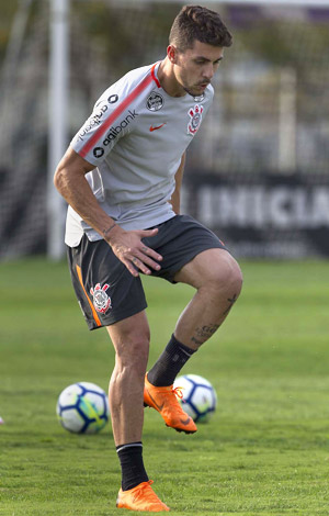Danilo Avelar faz hoje a sua estreia no Corinthians