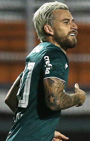 Lucas Lima comemora apÃ³s marcar o gol do VerdÃ£o