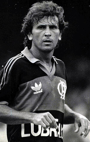 Zico em lance de partida do Flamengo em 1987