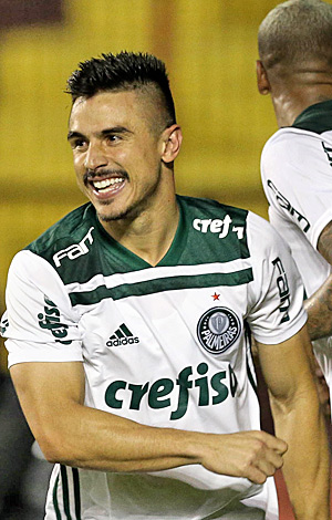 O jogador Willian, do Palmeiras, comemora seu gol contra a equipe do Sport