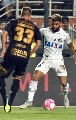 Gabriel disputa jogada contra Carlos, no clÃ¡ssico