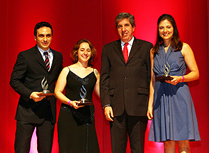 Vencedores 2010 da categoria Empreendedorismo do prmio com o presidente do banco Fbio Barbosa (centro)