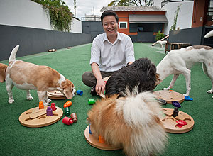 Dalton Ishikawa, com os jogos educativos para animais, em SP