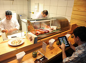 No restaurante Sushi Yuzu, pedidos dos clientes so feitos com tablets diretamente para a cozinha