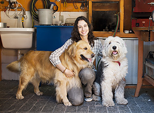 Amanda Girardi, a sheep dog Bunny e o labrador Cooper