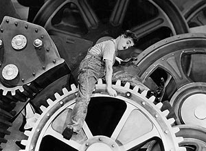 Cena de "Tempos Modernos" em que o personagem de Charles Chaplin fica "emperrado" na mquina 