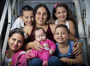 A metalrgica Tatiana Moreira e seus quatro filhos
