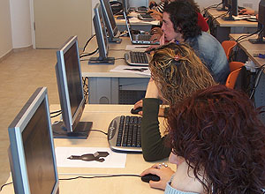 Usuários acessam computador; compras on-line cresceram 21% no semestre