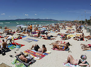 Turistas em praia da ilha de Mallorca, para onde sero enviados os funcionrios da empresa