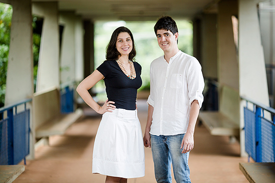 Os pesquisadores Gustavo Wiederhecker, 31, e Vania Pereira, 33, da Unicamp, conseguiram bolsas para estudar fora do país